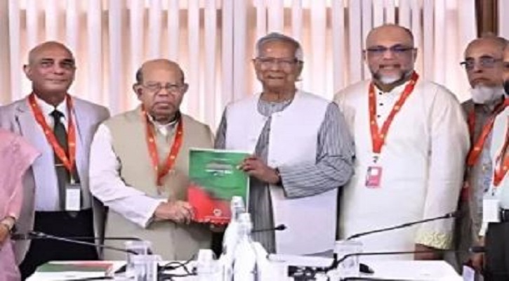 প্রধান উপদেষ্টার কাছে প্রতিবেদন জমা দিয়েছে স্বাস্থ্য সংস্কার কমিশন