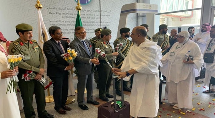 সৌদি আরবে পৌঁছেছে বাংলাদেশের প্রথম হজ ফ্লাইট