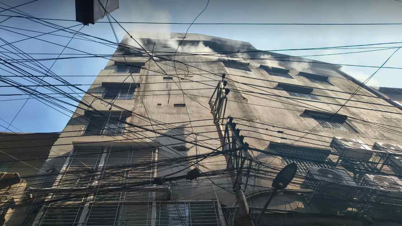 চকবাজারে আগুনে সর্বস্ব হারানোর শঙ্কায় ব্যবসায়ীরা