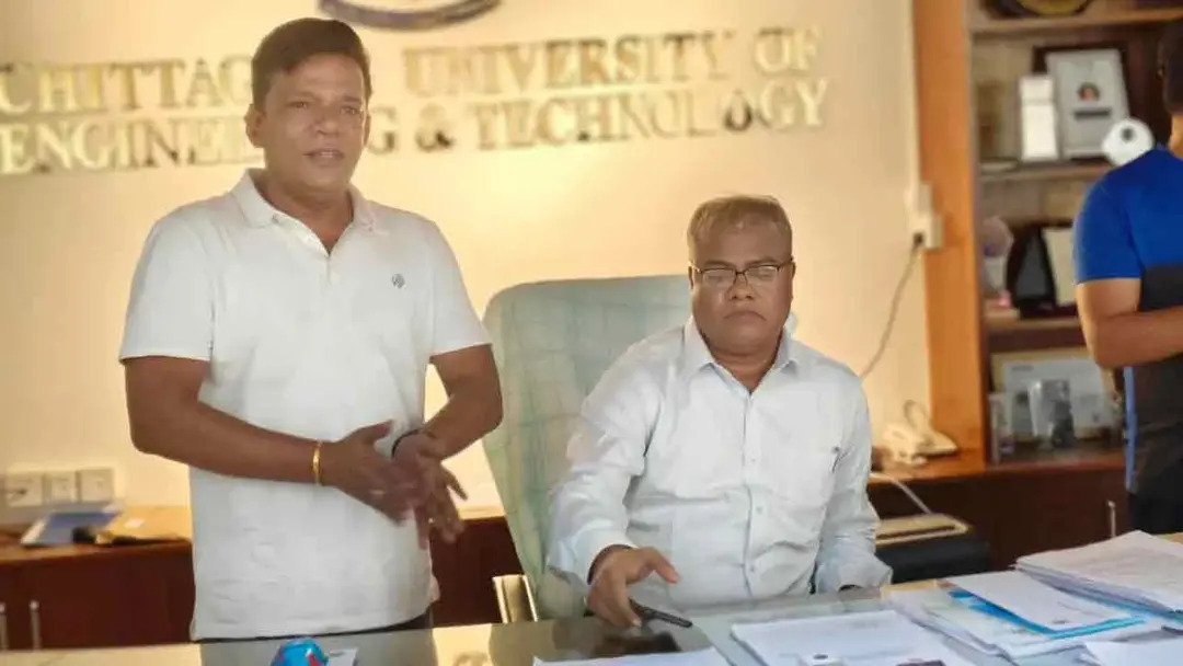 ২১ ঘণ্টা পরেও নিজ কার্যালয় থেকে বের হতে পারেননি চুয়েটের উপাচার্য