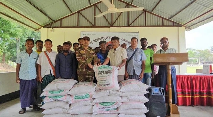 বান্দরবানে খাদ্যসামগ্রী ও আর্থিক অনুদান সেনাবাহিনীর
