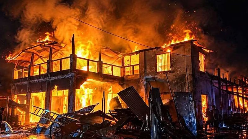 অগ্নিকাণ্ডে পুড়ল ঐতিহ্যবাহী ‘ঝলমল’ সিনেমা হল
