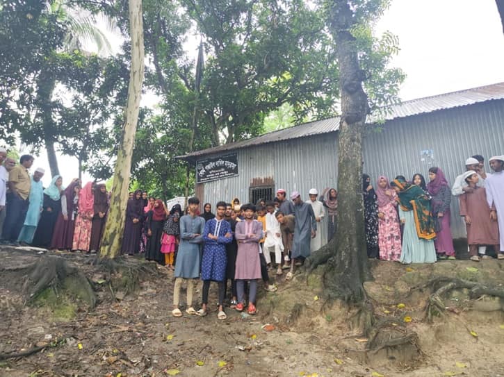 উল্লাপাড়ায় আগুনে ক্ষতিগ্রস্ত এগারো পরিবারকে সরকারি সহায়তা প্রদান
