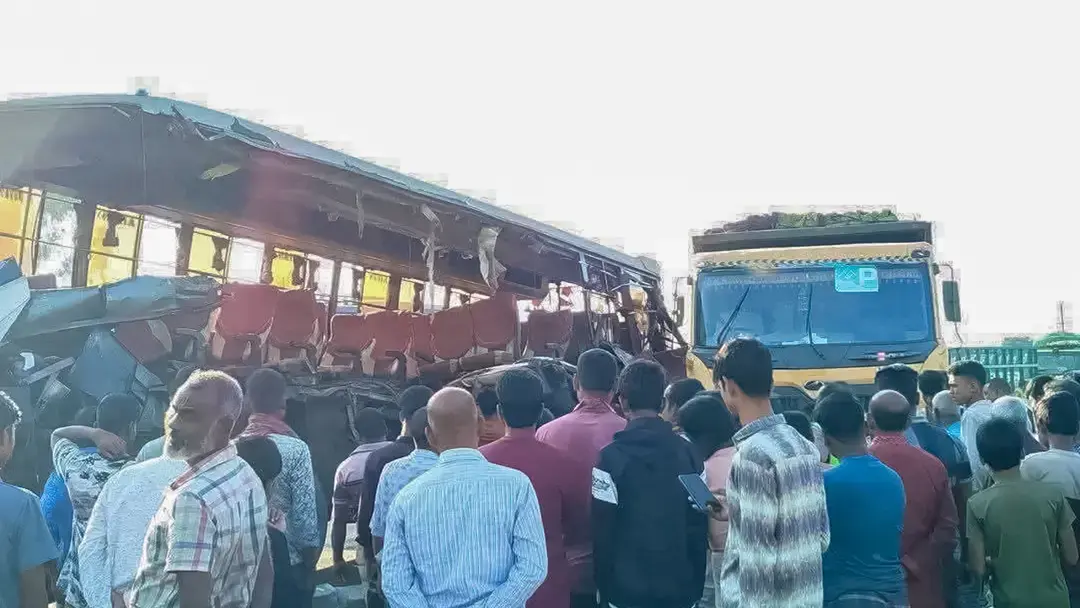 রংপুরে দাঁড়িয়ে থাকা ডাম্প ট্রাকে বাসের ধাক্কা, নিহত বেড়ে ৪