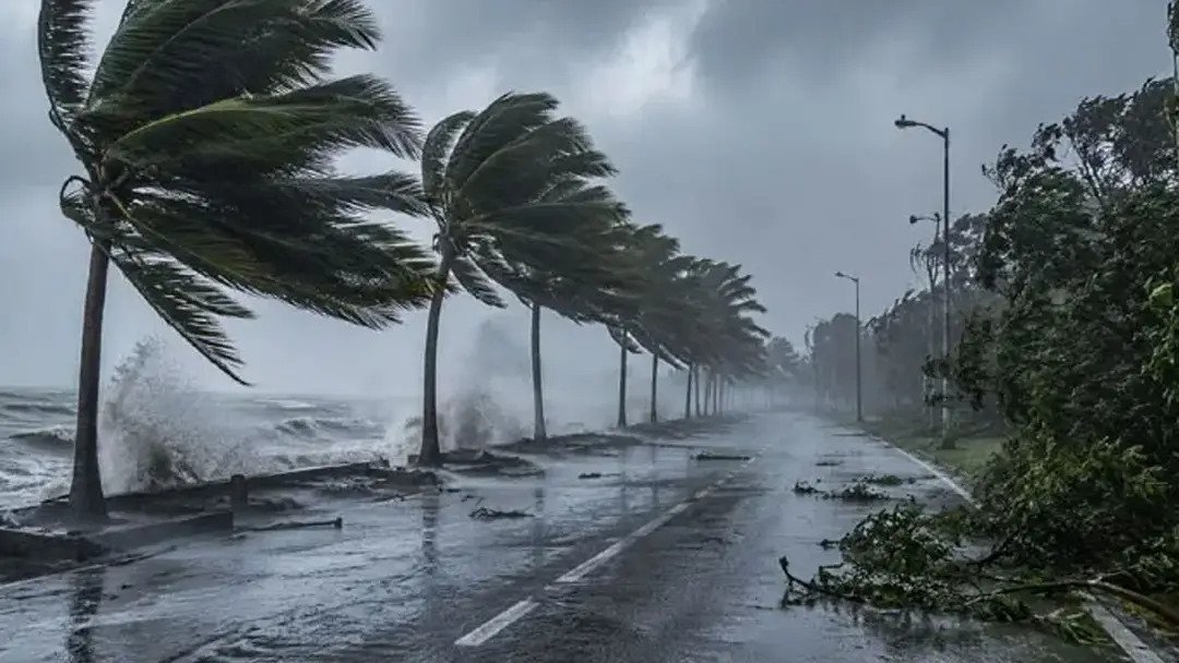 সাত অঞ্চলে ৬০ কিলোমিটার বেগে ঝোড়ো হাওয়ার আভাস, নদীবন্দরে  বিশেষ সতর্কতা