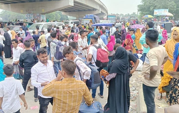 হাটিকুমরুলে গাড়ির অপেক্ষায় কর্মস্থলে ফেরা হাজারো মানুষ