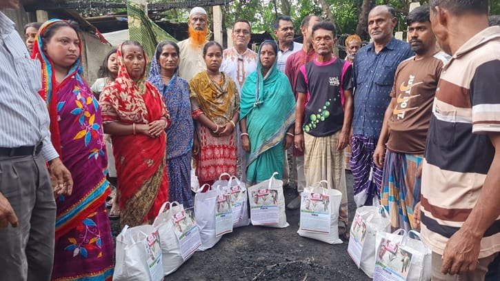 অগ্নিকণ্ডে ক্ষতিগ্রস্তদের ত্রাণ সামগ্রী দিলেন খান সাঈদ